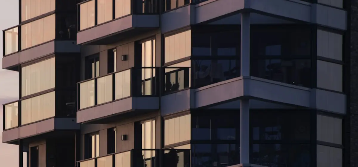 Prédio residencial com varandas ao entardecer